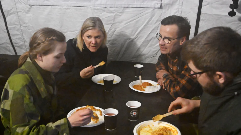 I allvarliga lägen gäller det att hålla ihop, väga sina ord på guldvåg och visa statsmannaskap. 