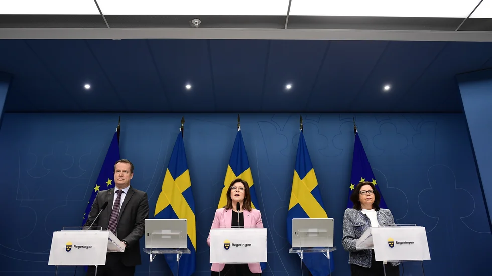 Migrationsminister Anders Ygeman (S), arbetsmarknadsminister Eva Nordmark (S), och Arbetsförmedlingens generaldirektör Maria Mindhammar räknar med att många ukrainare kan hitta jobb i branscher där man nu skriker efter arbetskraft.