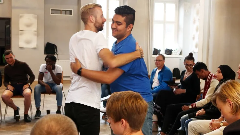 Saeed Rejal, 18, tar emot sitt diplom av coachen Staffan Taylor.