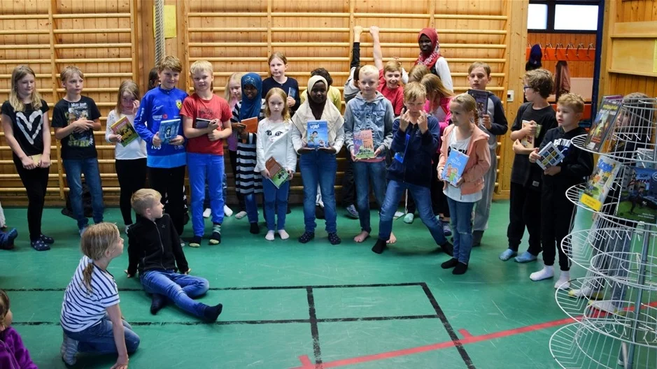 De 25 vinnarna fick komma fram och välja en valfri bok som pris.