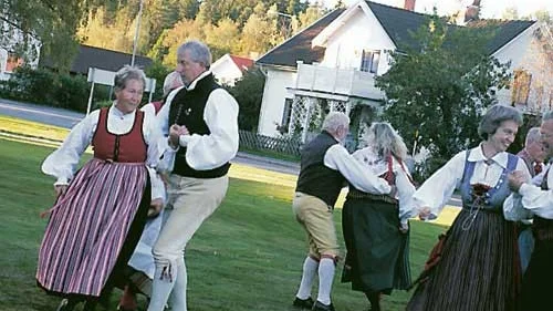Folkdansgillet Stjärnan är aktiva och visar gärna upp sina danser. I lördags hade de årsmöte med mat och dans. Arkivbild.
