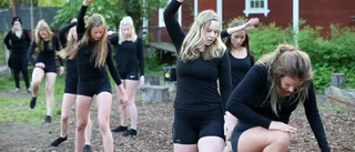 BILDEXTRA: Suverän dansföreställning i Näs trädgårdar
