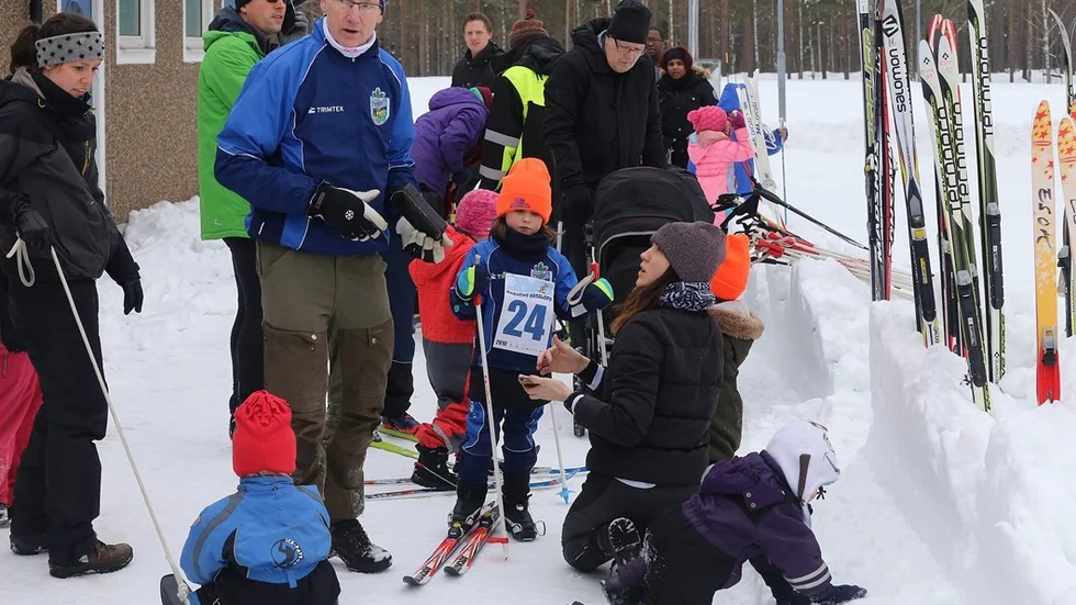 Alla hjälpte till så att barnen blev utrustade inför start. Foto: Roelof Stroetinga