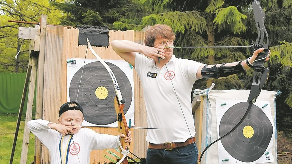 VÄRLDSKLASS. Mästerskytten Martin Ottosson vann i utklassningstill i Barebow Elit. Det blev också en klasseger för Västerviks Bågskytteklubbs Anton Lönnerkvist i HB10. Foto: Mikael Kindman.