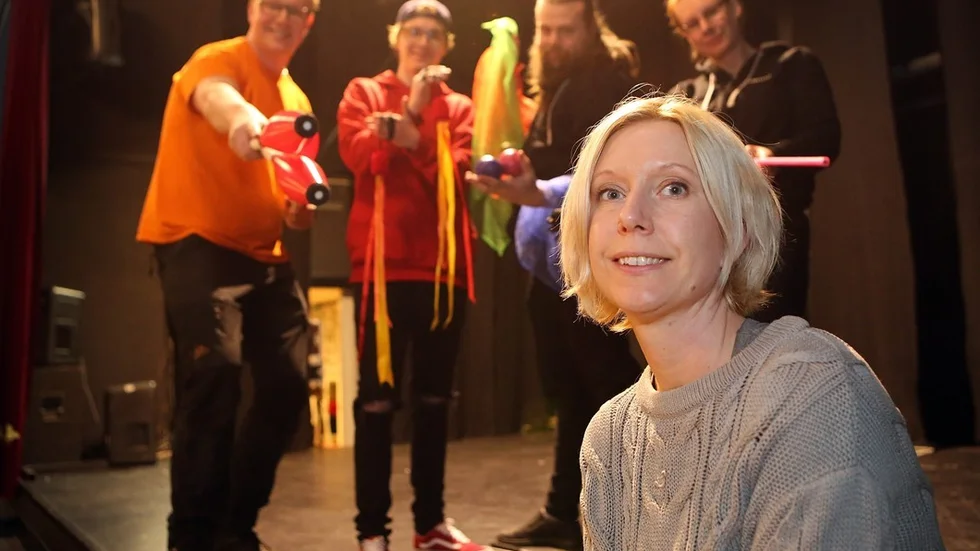 "Vi har haft dramaverksamhet för unga tidigare, men nu är tanken att det ska bli lite mer avancerat och att vi verkligen ska grotta ner oss i de stora verken", säger Ylva Lee Lindell, som håller i dramagruppen. i bakgrunden Christopher Månsson, Thimmie Berglund, Jon Seberg och Hanna Svensson, som håller i cirkuskursen. Foto: Roelof Stroetinga