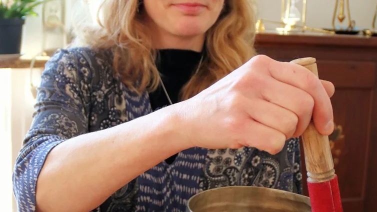 Klangskålen är något som används vid Toning och meditation ibland. Den skapar olika ljudfrekvenser som skapar vibrationer i cellerna i kroppen.