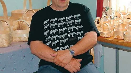 Göran Larsson tillverkar spånkorgar som säljs i samband med att kyrkan i Pelarne är vägkyrka. Foto: Louise Tollemark