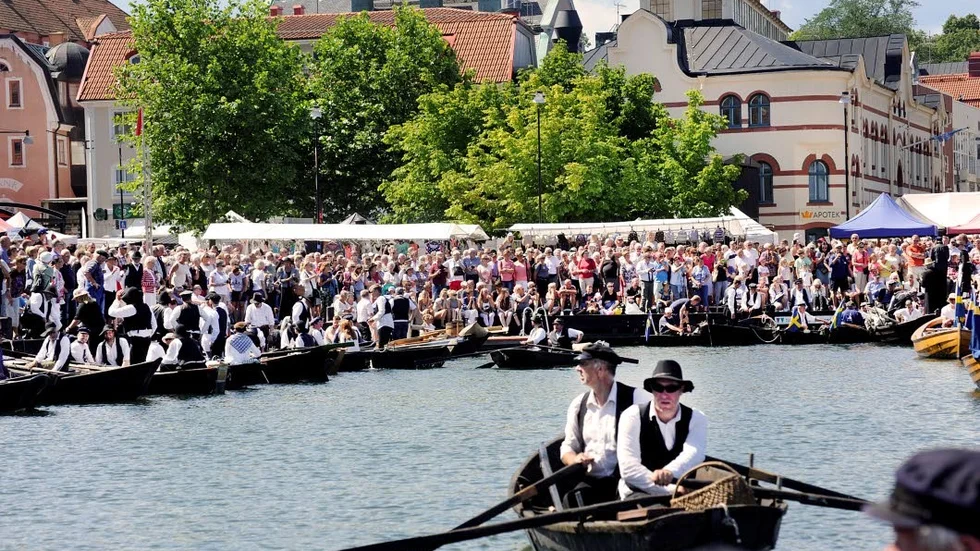 I hamn. I Fiskarehamnen är det tjockt med åskådare som välkomnar roddarna.