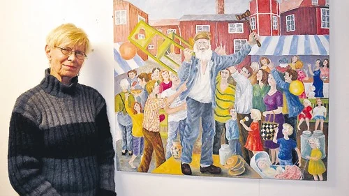 I en välbekant miljö från barndomsstaden Eksjö har Birgitta Romare plockat in ett fantasimotiv - en auktion. "Jag hade länge velat måla en auktion och på den här Eksjögården trillade det på plats."