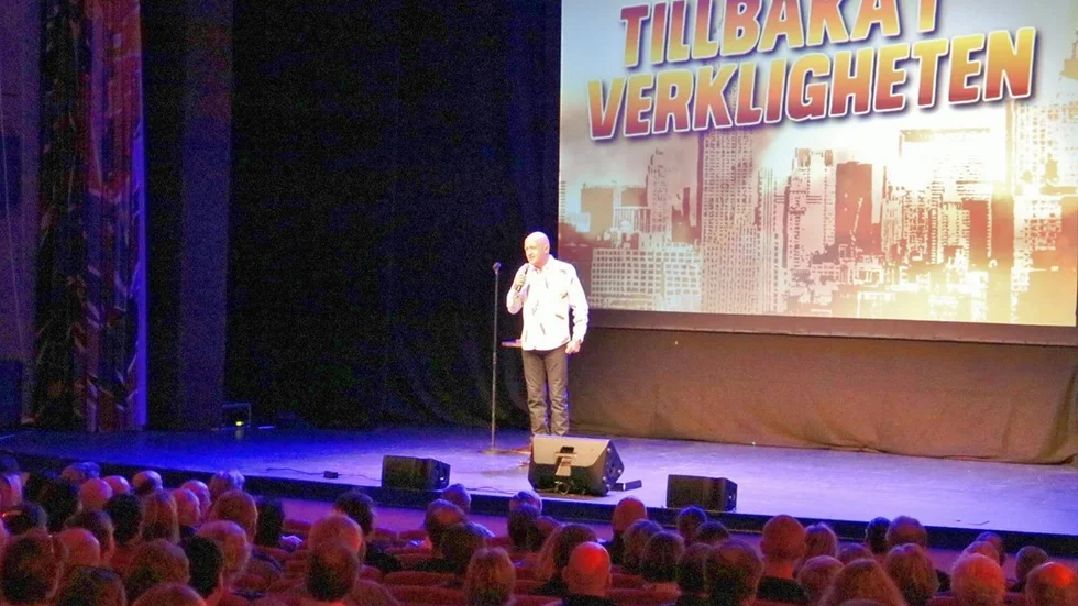 Showen "Tillbaka i verkligheten" lockade fram många skratt på Västerviks Stadsteater.
