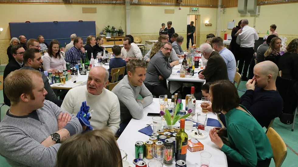 Ett 80 medlemmar i dem som ligger Rumskulla GoIF varm om hjärtat kom till jubileumsfesten. Foto: Roelof Stroetinga