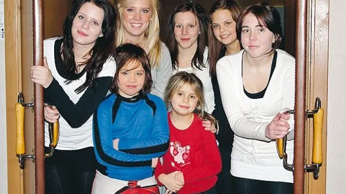 Lisa Pettersson, Magdalena Johansson, Kajsa Rydén, Amanda Persson och Hanna Lönn tillsammans med debutanterna Nellie och Tilde Sjösten ska om två veckor spela revy i Virserum.