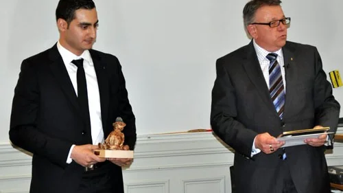 Ahmed Dia Jeber fick ta emot en keramikbjörn, ett diplom och ett presentkort av Tommy Ählström ordförande i Stångåstaden.