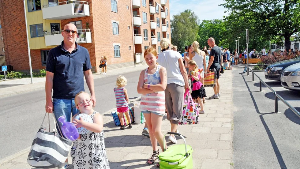 Familjen Engström från Hjulsbro köar till Tinnis. Foto: Tommy Pettersson