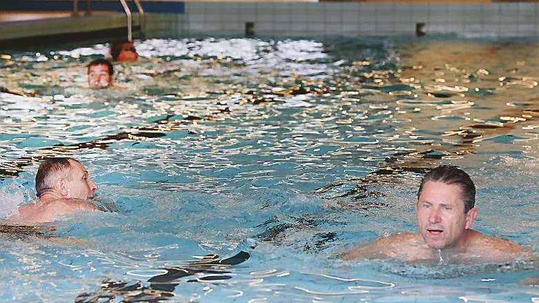 Först 200 meter simning i Gullringens simhall.