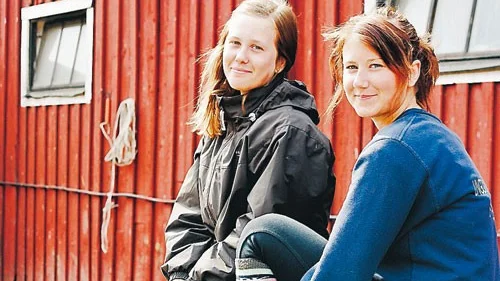 Stallet har länge varit ett populärt ställe att hänga på och intresset växer hela tiden. Hästtjejerna Klara Jonsson och Moa Svensson tror att en fritidsledare på kvällstid kan vara en bra idé som utvecklar verksamheten.