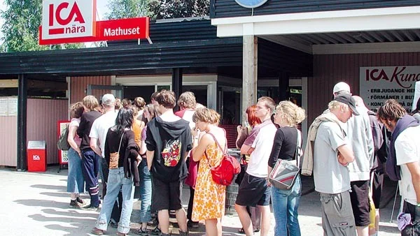 Kön ringlar lång utanför ICA Mathuset. Här släpps bara ett visst antal kunder in åt gången för att minska stölder och öka tillgängligheten.