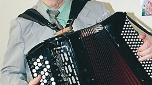 Alf Sigfrid "Spelsigge" Pettersson fortsätter spela trots att han i dag fyller 85 år.