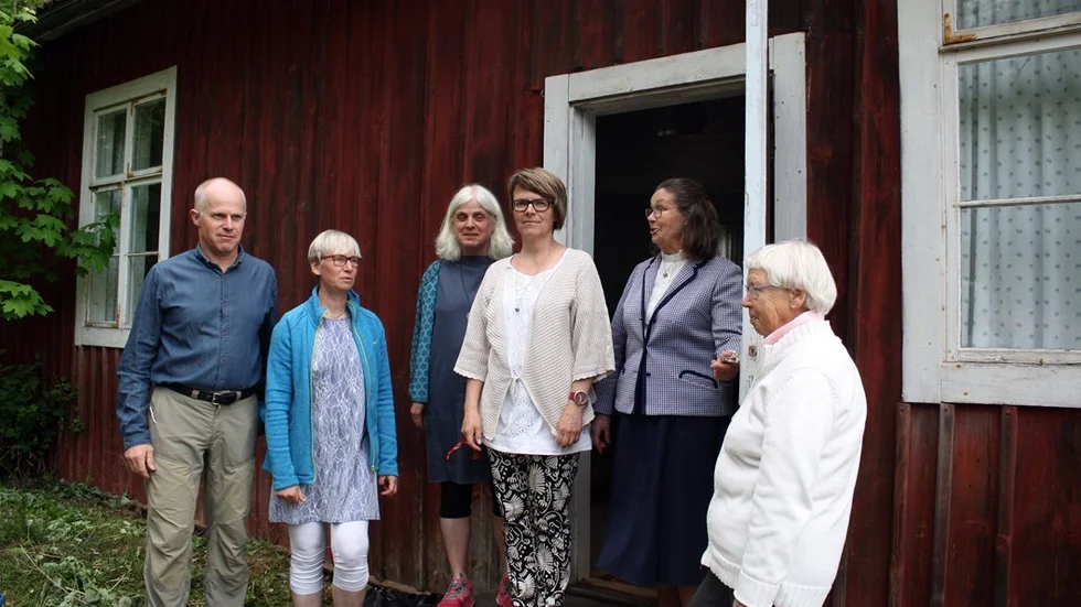 Dörrarna stängdes, låses och nyckeln lämnades vidare till ordförande i hembygdsföreningen. F.v: Per Johansson, Mari Rask Johansson (musikledare för Mörlunda kyrkokör), Eva Johansson, Maria Knutsson, Anita Lehtonen, Gunvor Lagergren som är den sista medlemmen kvar.