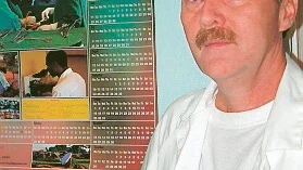 Läkaren Anders Brunegård hjälper invånare i Mchukwi, Tanzania att få tillgång till vatten.