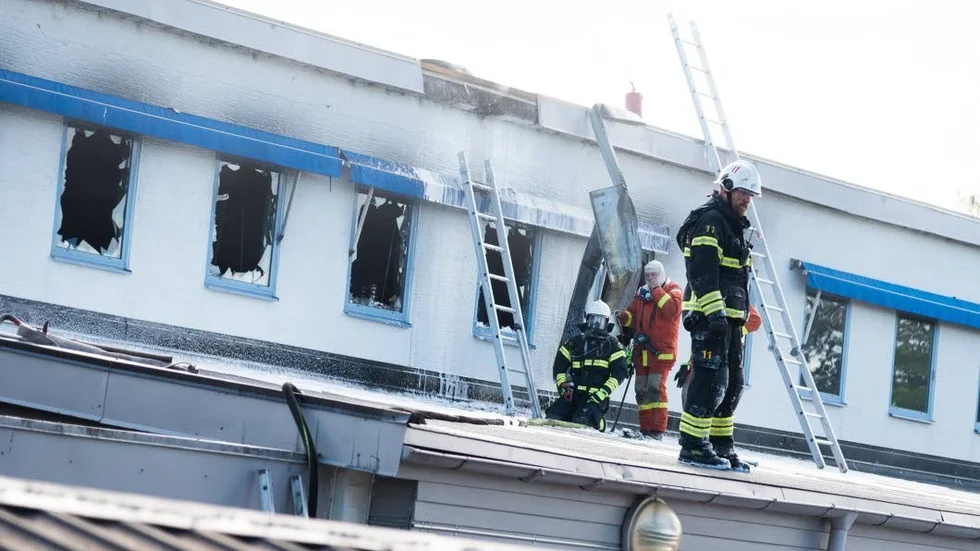 Rök. Brandmännen krossade rutorna för att kunna komma åt att stävja rök och hetta.