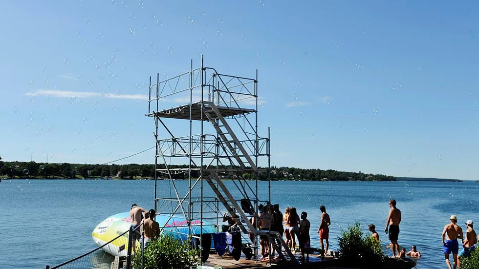 Sommar. Deltagarna flög till såpbubblor och Housemusik.