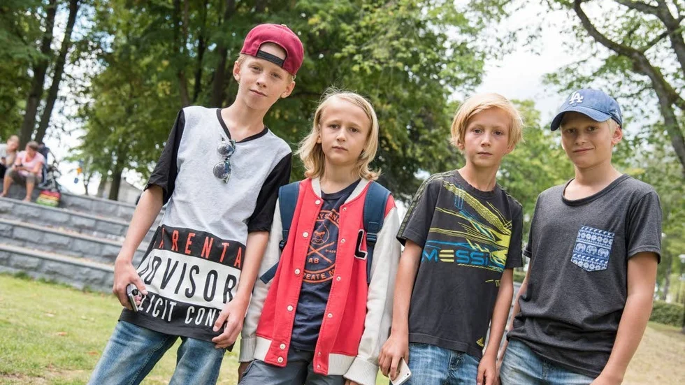 Ladda. Carlanton Boman, Vidar Blom, Hannes Boman och Edvin Brändström vill kunna ladda mobiler i Stadsparken.