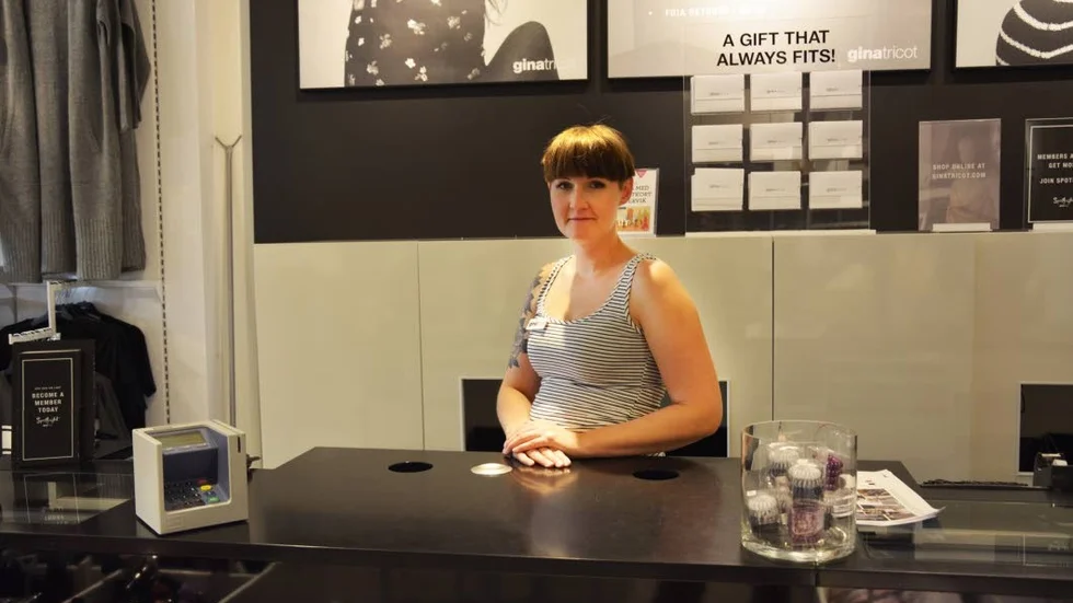 Butik. Maria Hedberg, butikschef på Gina Tricot, tycker att klädeskedjorna ska satsa mer på återvinning.