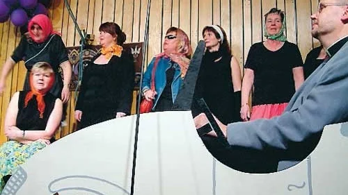 Kyrkoherden Jan Carlsson måste ha blivit uppmuntrad av hyllningarna som församlingspersonalen bjöd på.