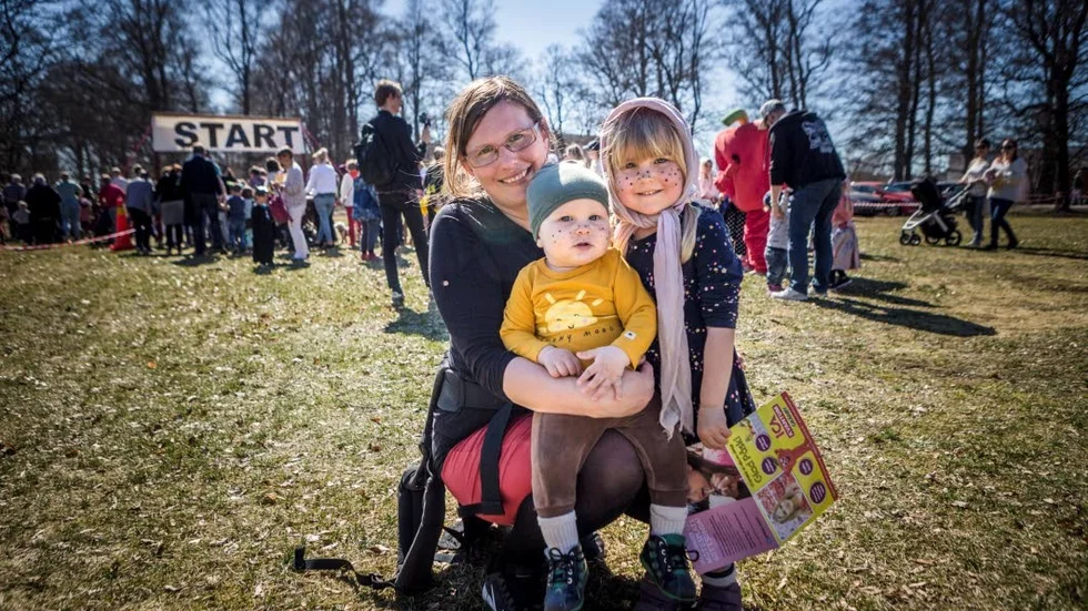 Lo  Augustsson 4 år och Vide Augustsson 1 år är på orientering med sin mamma. "Det ska bli spännande", säger Lo.