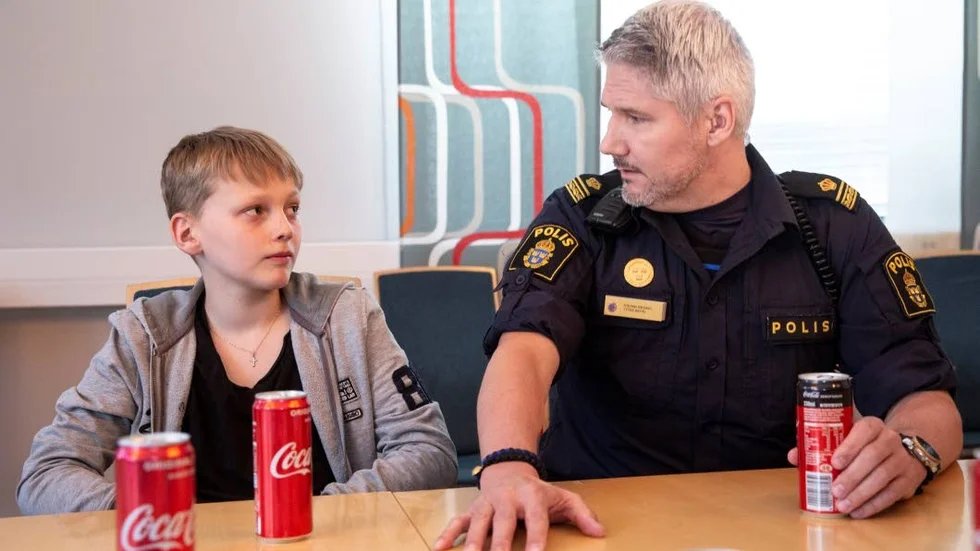 "Bara det att du gick fram och hjälpte mannen med hans kassar till att börja med, det är beundransvärt", sade Stefan Sinius, yttre befäl till Alvar Björk.