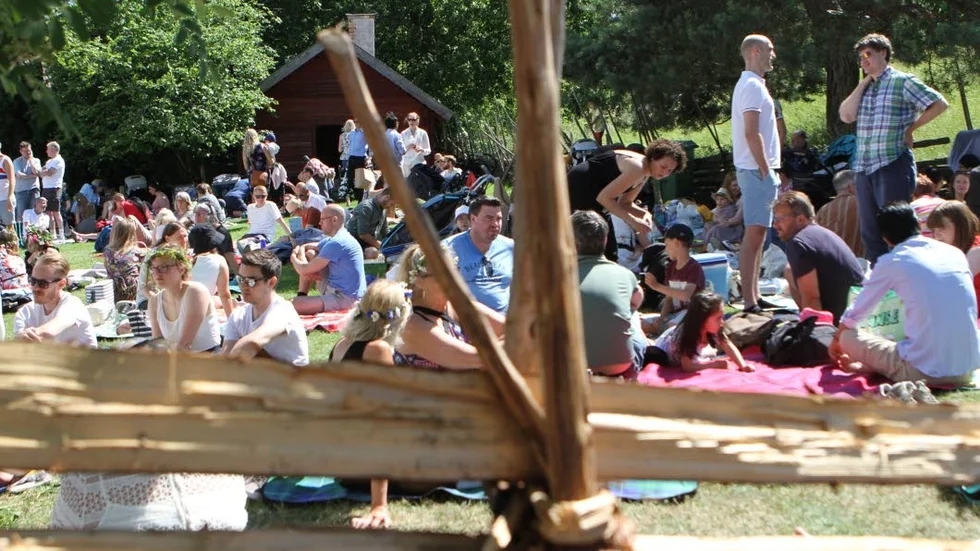 Hela Disagården var som en enda stor picknick på midsommarafton.