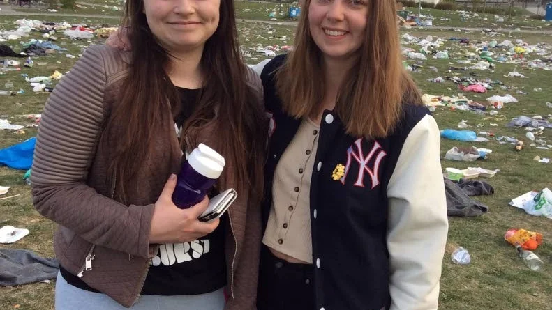 Ida Johanna Köpman och Elin Giding - studenter från Stockholms universitet som firat valborg i Uppsala. "Jag trodde aldrig det skulle vara så mycket skräp" säger Ida.