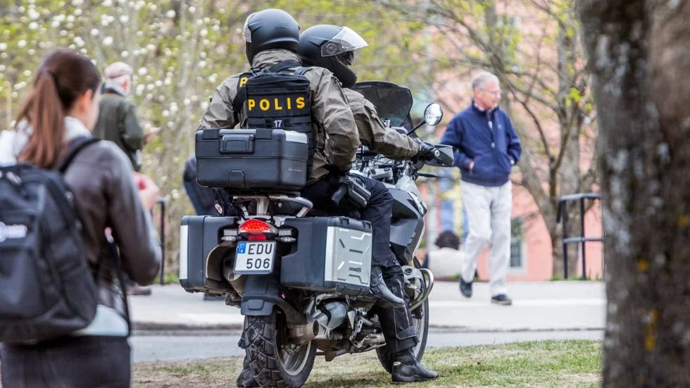 Så här såg det ut under valborg 2018 i Carolinabacken. Polis på mc stod uppställda, beredda att snabbt kunna ingripa.