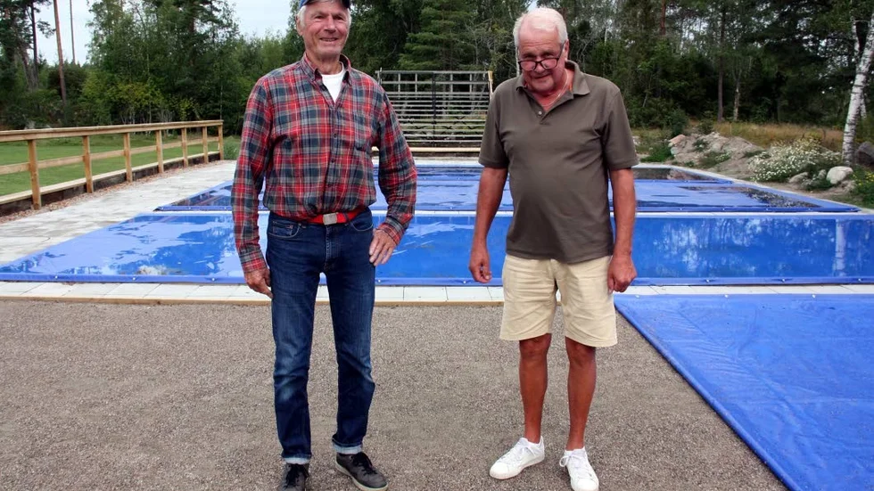 Rolf Lindholm och Janne Dahlin på en av de fyra boulebanorna. Läktaren syns i bakgrunden.