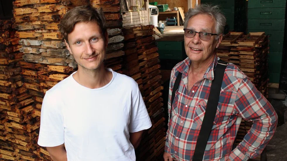 Oscar och Thomas Gustafsson är biodlare på gården Ogesta utanför Hummelsta. Idag  kan de se tillbaka på tre intensiva månader. I maj upptäcktes bisjukdomen "amerikansk yngelröta" i ett av deras bisamhällen. Sedan dess har sammanlagt 26 bisamhällen förstörts, eldats upp och tio samhällen är satta i karantän.