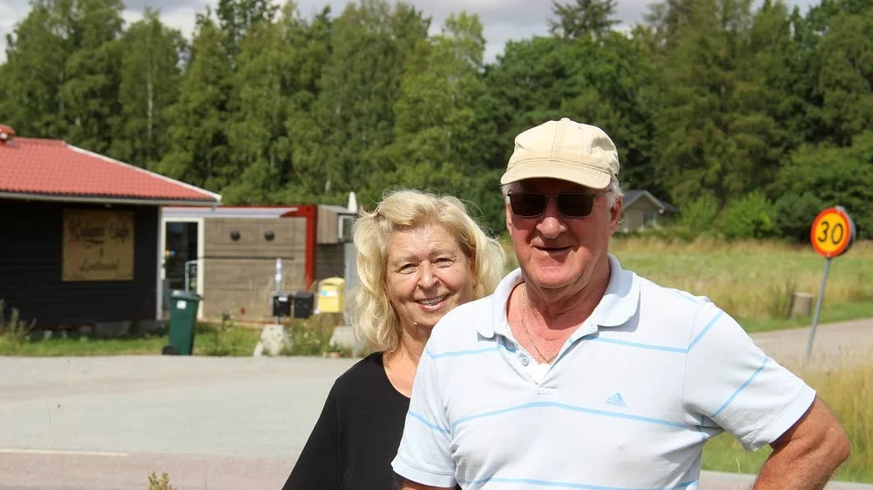 Carina och Michael Hazlewood bor alldeles intill Lifvs nya obemannade butik i Krägga.
