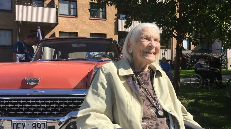 Ulla Lundin kom att tänka på sin morfar, som hade många fina bilar, när äldreomsorgen ordnade med 50-talsfest.