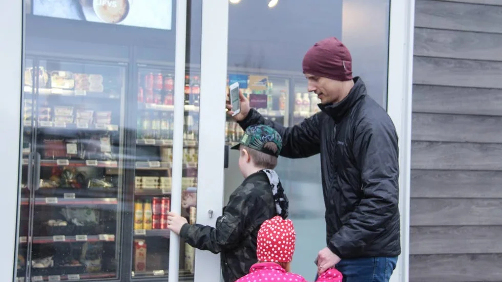 Lifvs Frösundavik var kedjans första butik. Här handlar barnen Noel och Ella med pappa Bengt.