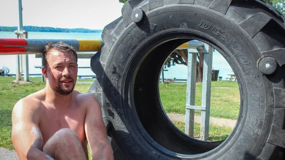 En trött med nöjd Tobbe Johansson tillsammans med däcket han vält i fem kilometer.