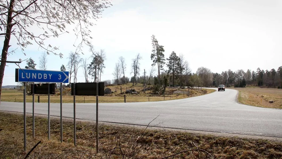 Väg 504 mellan Lådö/Bredvägen och gamla E18 i Tillinge får också ny beläggning i sommar.