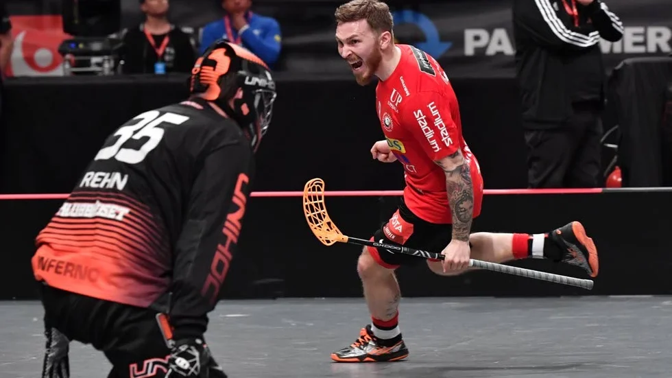 Jimmie Pettersson har precis skickat in 4–3-målet bakom Falumålvakten Johan Rehn.