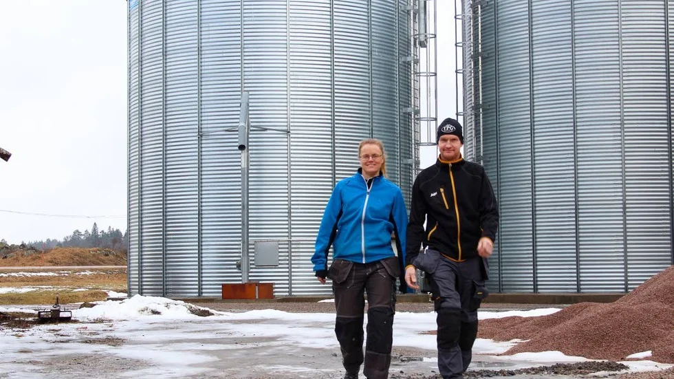 Bygget av en ny maskinhall och ytterligare en silo får vänta. Nu hoppas Britta och Markus Jäderblom i Torstunaby på ett bra skördeår i år.