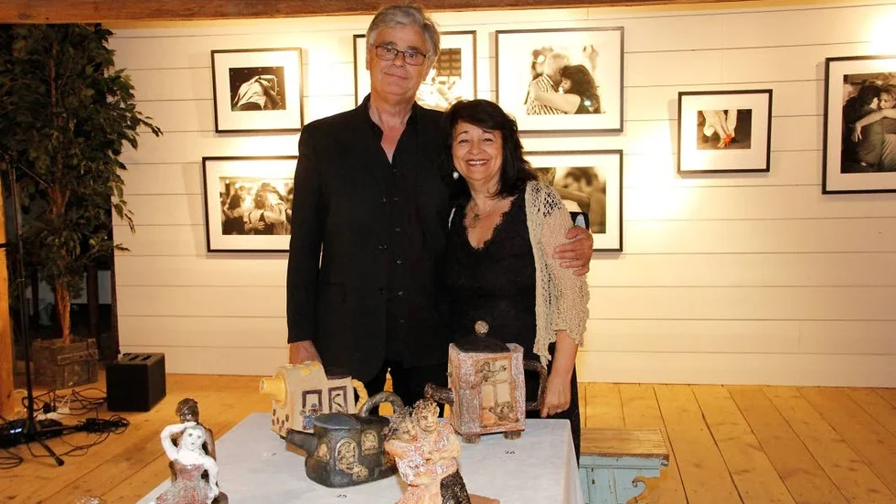 Lars Hedbergs tangobilder i bakgrunden, Graciela Loscalzos skulpturer i förgrunden. De ställer ut på Broby gård, Nykvarn.