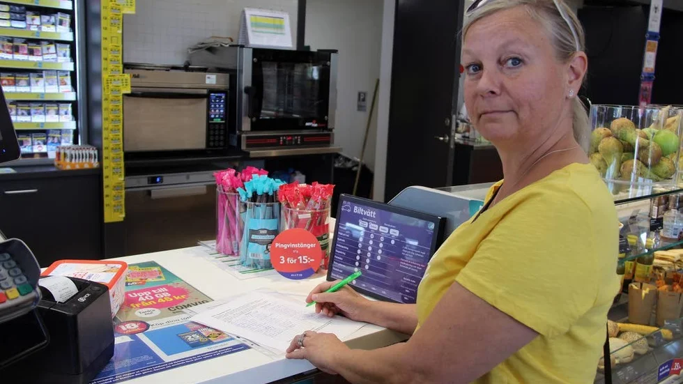 Anna Albertson gör som minst 200 andra mack-besökare, hon skriver under namninsamlingen om en säker passage över 55:an. En insamling som Skolstabon Tomas Lagerwall startat.
