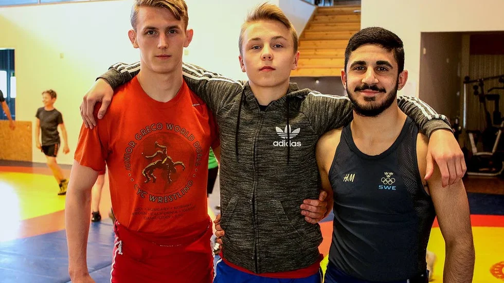 Christoffer, Liam och Allan sporrar varandra och de andra, något yngre, brottarna i klubben.