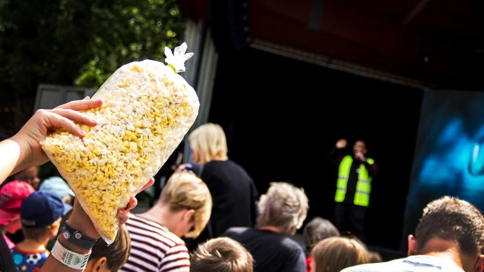 Självklart såldes det popcorn under filmvisningen. I bakgrunden berättar Tanim Rab att Draktränaren 3 ska visas – till publikens jubel.