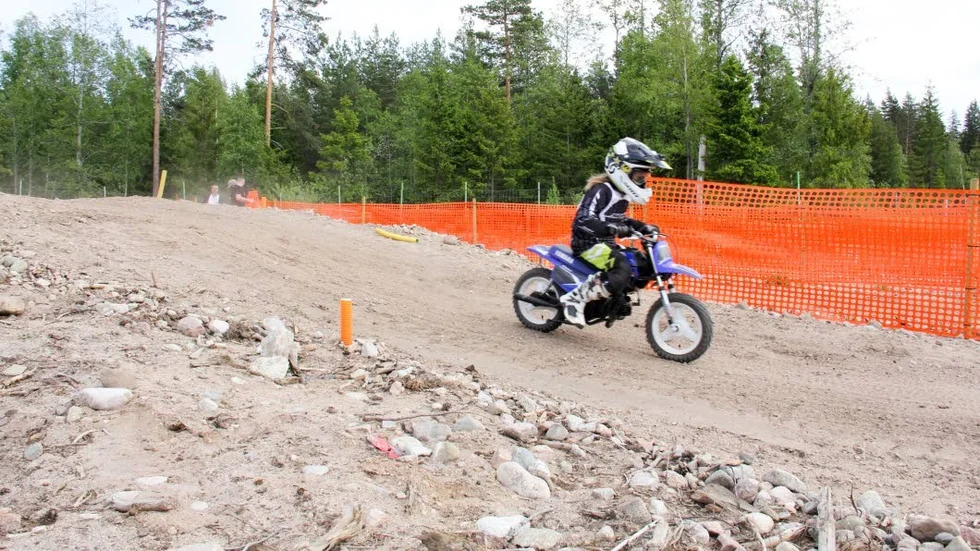 Gabriel Rasmusson, 6 år, i full fart på Knutby motorstadion.