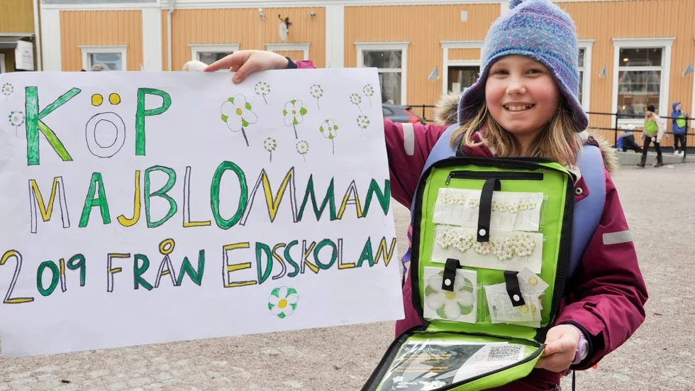 Helen Persson i klass 4B på Edsskolan i Östhammar är en av alla elever som i år säljer majblommor.