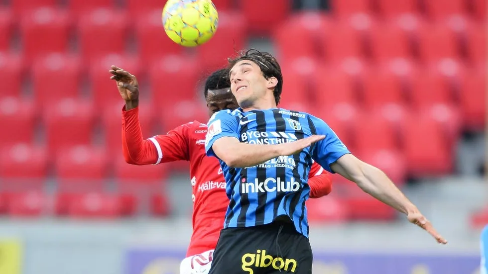 Ian Sirelius, här i en nickduell i premiären mot Kalmar FF.